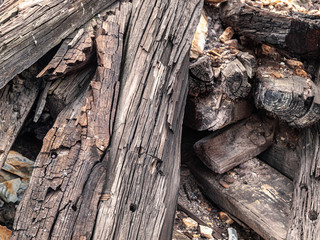 Restos viejos de traviesas de madera de las vías del ferrocarril