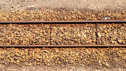Railes de una vía de tren abandonada hace tiempo