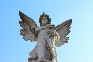 Escultura de ángel en el cielo