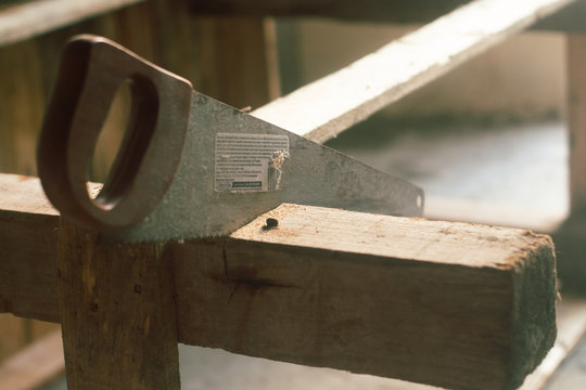Madera con serrucho insertado en carpinter&iacute;a
