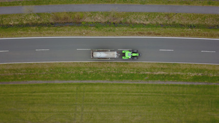 Gülletourismus - Transport von Gülle mit einem Traktor und Güllefass, Vogelperspektive © keBu.Medien