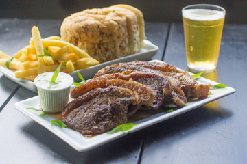 Picanha grelhada fatiada com batata-frita