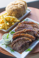 Picanha fatiada com batata-frita