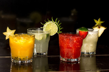 Caipirinhas brasileiras de fruta em mesa de bar