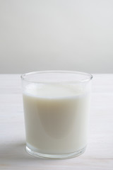 Vaso de leche en la mesa blanca