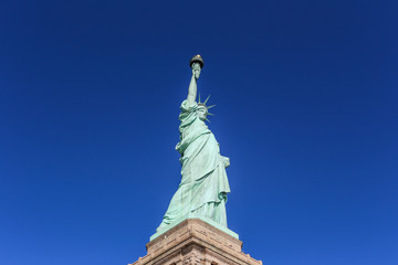 Fototapeta na wymiar tres cuartos estatua libertad