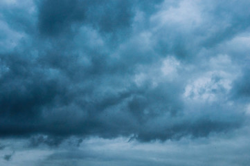Obraz premium clouds before a thunderstorm. the sky is dark blue