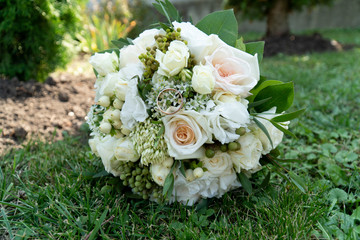Obraz na płótnie Canvas wedding bouquet of white roses