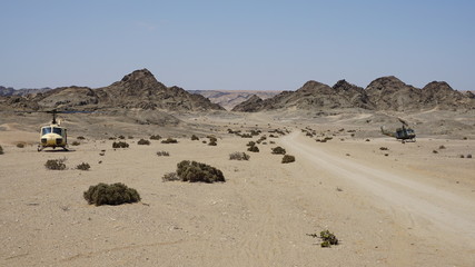 2 Huey Helikopter in der W&uuml;ste Namibia