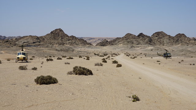 2 Huey Helikopter In Der Wüste Namibia