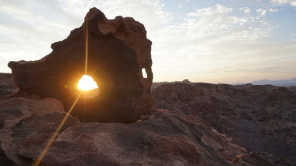 Sonnenuntergang durch ein Loch im Fels