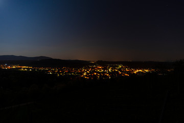 Mitten in der Nacht über der Stadt 