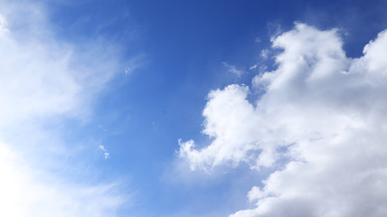 Obraz premium Background of blue sky with clouds. Blue, white pastel paradise, soft focus lenses, glare of sunlight. Abstract blurred blue gradient of a peaceful nature. , banner