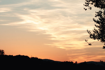fantastico atardecer en plena luz dorarda en plena naturaleza