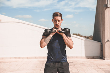 Personal trainer italiano che effettua dimostrazioni visive dei suoi allenamenti, eseguite a corpo...