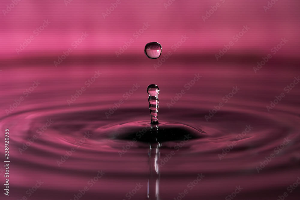 Wall mural Drop of water splashing macro with ripples