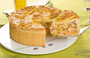 tortas salgadas servidas e pedaços legumes