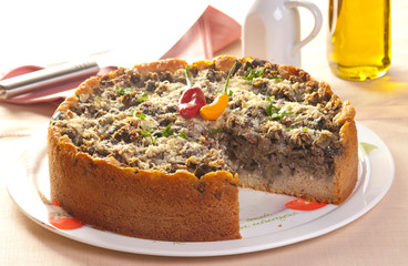 tortas salgadas servidas e pedaços legumes