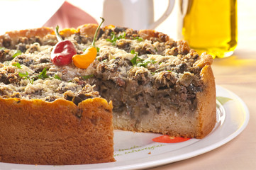 tortas salgadas servidas e pedaços cogumelo