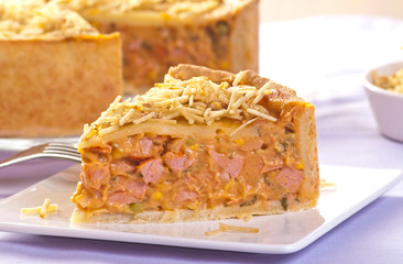 tortas salgadas servidas e pedaços carne