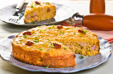 tortas salgadas servidas e pedaços legumes