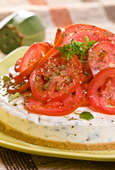 tortas salgadas servidas e pedaços legumes