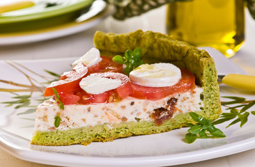 tortas salgadas servidas e pedaços legumes