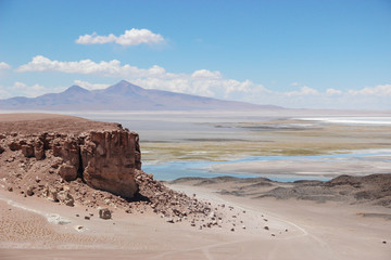 Fototapeta na wymiar paisaje rocoso altiplánico en chile, cielo y rocas
