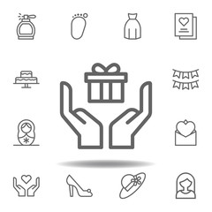 hands with mothers day gift outline icon. set of mothers day illustration icon. Signs and symbols can be used for web, logo, mobile app, UI, UX on white background