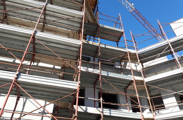Lavori in corso nel cantiere edile in primavera - ripresa dopo il Coronavirus