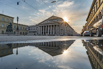 Die Staatsoper spiegelt sich in der Pfütze