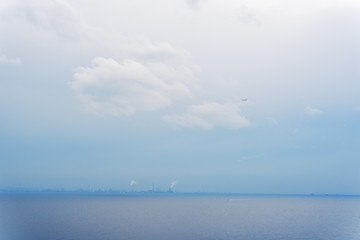 曇天の空と海