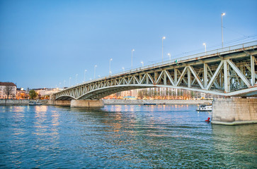 Obraz premium Freedom Bridge at night in Budapest, Hungary