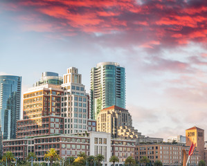 Fototapeta premium San Francisco buildings and skyscrapers along the oceanfront, California
