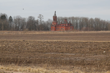 Obraz premium View of an old church Uspenskaya (Church of the Assumption) built in 1892 in the small village Lukinskoe, Leningrad region, Russia.