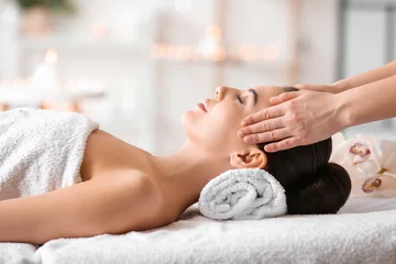 Keuken spatwand met foto Beautiful young woman receiving massage in spa salon © Pixel-Shot