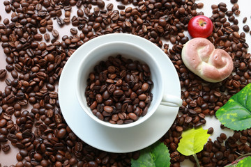 コーヒー豆とコーヒーカップ