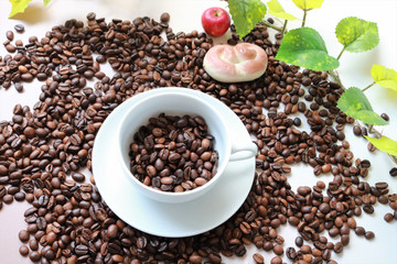 コーヒー豆とコーヒーカップ