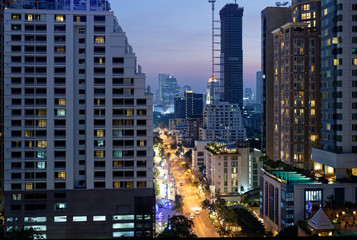 Fototapeta na wymiar Bangkok skyscraper by night