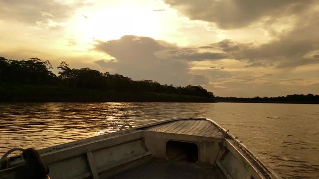Navegando por el rio amazonas colombiano