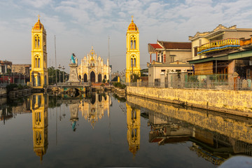 Fototapeta na wymiar church with waterreflection in vietnam