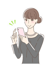 スマホを操作して笑顔の女性