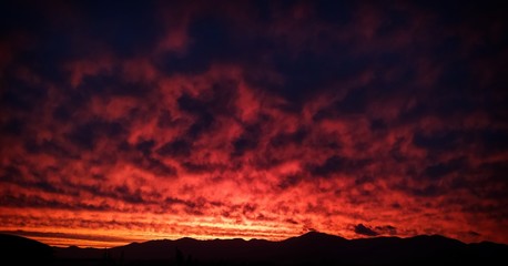 Fototapeta premium Chamas no céu vermelho
