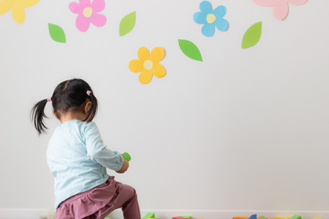 子供　積み木　遊ぶ