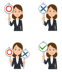 正解と不正解の札を持った働く女性
