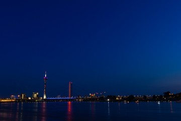 D&uuml;sseldorfer skyline and river at night