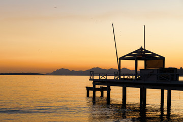 Silhouette de ponton au coucher du soleil à Antibes, Juan Les Pins, les îles de Lérins et le...