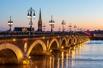  Bordeaux, le Pont de Pierre au-dessus de la Garonne, au fond la flèche et la Basilique Saint-Michel de Bordeaux , zone classée au Patrimoine Mondial de l'UNESCO