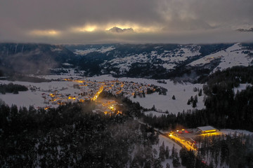 Luftaufnahme eines Sonnenaufgangs in den Alpen mit schnee - 339071194