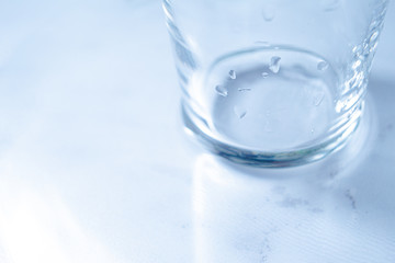 水とグラス。健康や医療、環境やライフスタイルなどのイメージ。